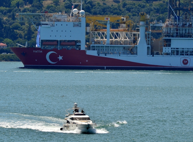 İlk yerli sondaj gemisi Fatih, Çanakkale Boğazı'ndan geçti